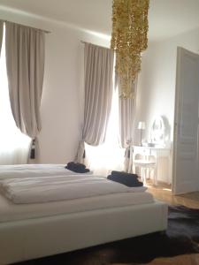 A bed or beds in a room at Design Apartment Schönbrunn