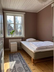 una camera da letto con un letto e una finestra di Grindhuset a Söderköping