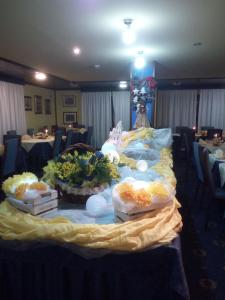 フォルガリダにあるHotel Gran Baitaの食べ物と花のテーブル