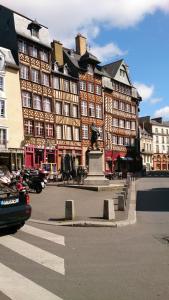 um grande edifício com uma estátua no meio de uma rua em Domaine Au charme des Plantes em Rennes