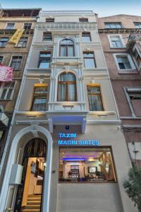 um edifício com um cartaz para suites marilynma em Taxim Hotel Marin em Istambul