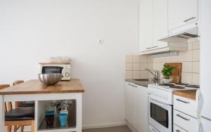 Torget Apartment Länsiporttiにあるキッチンまたは簡易キッチン