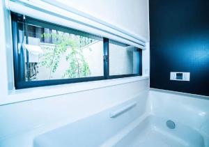 baño con bañera blanca y ventana en Kyoto - House / Vacation STAY 3816, en Kioto