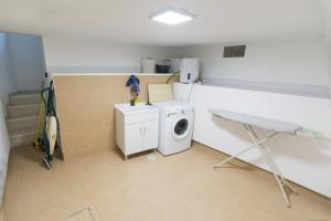 uma lavandaria com uma máquina de lavar roupa e uma máquina de lavar roupa em Domy House em Caserta