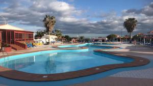 The swimming pool at or close to Bungalows Castillo Beach