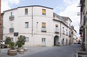 um edifício branco numa rua numa cidade em Domy House em Caserta