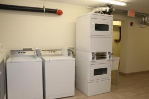 una habitación con tres electrodomésticos blancos en una habitación en Downtown Beacon Hill, Convenient, Comfy Studio #1 en Boston