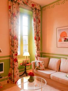 - un salon avec un canapé et une fenêtre dans l'établissement Chateau des Gipières bij de Mont Vetoux, à Montbrun-les-Bains