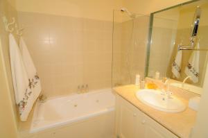 a bathroom with a sink and a bath tub at Chateau des Gipières bij de Mont Ventoux in Montbrun-les-Bains