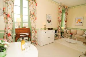 - un salon avec un canapé et une table dans l'établissement Chateau des Gipières bij de Mont Vetoux, à Montbrun-les-Bains