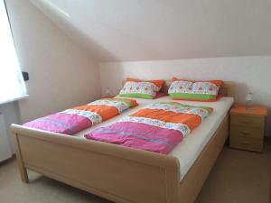 Ein Bett oder Betten in einem Zimmer der Unterkunft Wohnung Seepferdchen - Haus Hopp