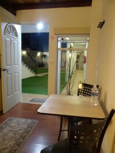 Ein Tisch und Stühle vor einer Tür in der Unterkunft Regis Hotel Boutique in Mineral del Monte