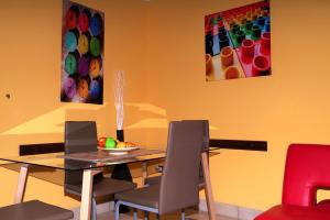 comedor con mesa, sillas y pinturas en La Nicchia, en Noto