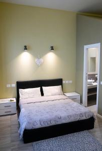 1 dormitorio con 1 cama y 2 luces en la pared en MONOLOCALE VICINO MILANO1, en Lodi