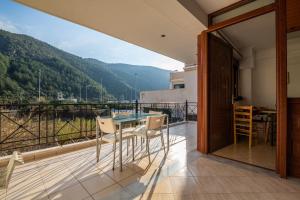 d'un balcon avec une table et des chaises et une vue. dans l'établissement Holiday Zigos, à Igoumenítsa