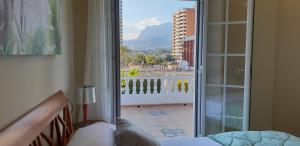 Schlafzimmer mit einer Tür, die auf einen Balkon führt in der Unterkunft Rey Don Jaime in Benidorm