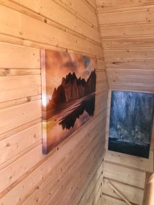 eine Ecke eines Zimmers mit einem Gemälde an der Wand in der Unterkunft Fjäll Stuga in Steninge