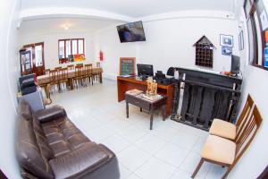La Casa de Los Balcones في شاشابوياس: غرفة معيشة مع أريكة ومدفأة