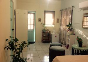 un soggiorno con porta e una stanza con piante di Magical Garden a Savaneta