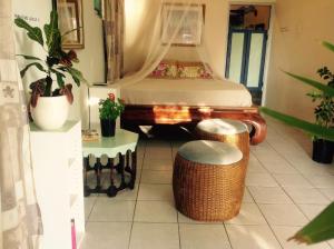una camera con un letto e due sgabelli di Magical Garden a Savaneta