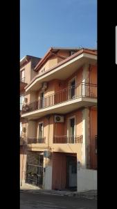 un gran edificio con balcones en un lateral en Amocasa en Ragusa