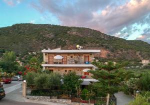 un edificio con una montaña en el fondo en Paradeisos en Kardamyli