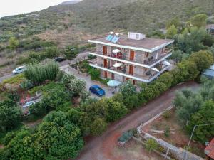 una vista aérea de una casa en medio de árboles en Paradeisos en Kardhamili