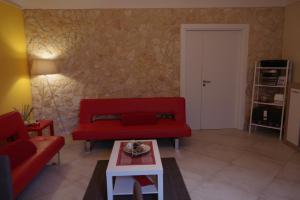 ノートにあるLa Nicchiaのリビングルーム(赤いソファ、テーブル付)