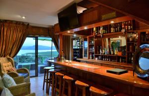 un bar en un restaurante con vistas en Stirling Manor Boutique Guest House, en Hartbeespoort