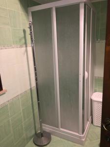 y baño con ducha y puerta de cristal. en Casa Vacanze Salinisti en Marsala