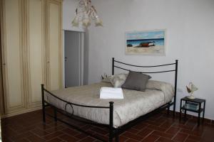 ein Schlafzimmer mit einem Bett in einem Zimmer in der Unterkunft Casa Naldi 2 in Florenz