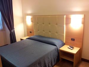 1 dormitorio con 1 cama con colcha azul en Residenza Cola Di Rienzo - Suite In Rome en Roma