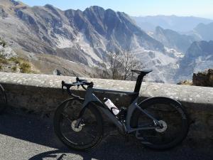 a bike parked against a wall with a view of mountains at Miramaretellaro in Tellaro