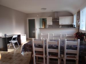 - une cuisine et une salle à manger avec une table et des chaises dans l'établissement 20 Résidence de Kerlosquen, à Fouesnant
