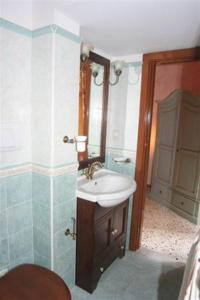 Casa Di Nonna Pina في مارينا دي كاميروتا: حمام مع حوض ومرآة