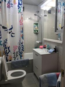 贝纳尔马德纳Malibu Playa Apartamento的带马桶和浴帘的浴室