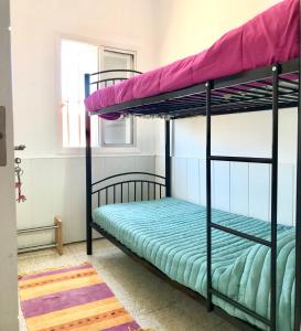 1 dormitorio con 2 literas y ventana en Bruno´s House Apartment en Pájara