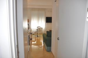 ein Wohnzimmer mit einem grünen Sofa und einem Tisch in der Unterkunft Valencia Town Center New Apartments in Valencia