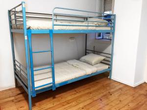 Łóżko lub łóżka piętrowe w pokoju w obiekcie Auristelas Hostel
