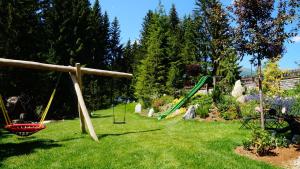 Ein Garten an der Unterkunft Hotel Häuserl im Wald