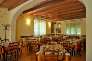ein Restaurant mit Tischen und Stühlen in einem Zimmer in der Unterkunft Le Rondini in Riccò del Golfo di Spezia