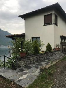 a cat sitting in front of a house at Milly Lake in Claino