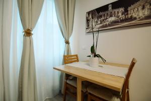einen Esstisch mit einer Topfpflanze darauf in der Unterkunft Posada de Liz y Fabrizio in Rom