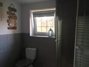 Bilik mandi di BIG CALM APART HOTEL 15min WARSAW 6pers WiFi Fireplace Garden Grill +7 gambar