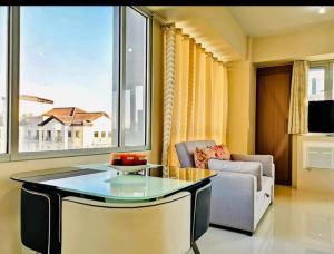 TV a/nebo společenská místnost v ubytování Condo Apartment near Manila Airport NAIA T3