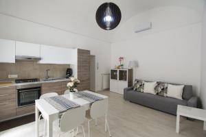 cocina y sala de estar con mesa y sillas en Domy House, en Caserta