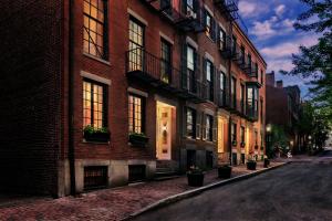 um edifício de tijolos com janelas e vasos de plantas numa rua em Charming & Stylish Studio on Beacon Hill #6 em Boston