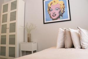 - une chambre dotée d'un lit avec une photo sur le mur dans l'établissement Charming & Stylish Studio on Beacon Hill #6, à Boston