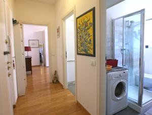 een wasruimte met een wasmachine en droger bij Lario Home in Milaan