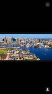 Blick auf eine Stadt mit Fluss und Gebäuden in der Unterkunft GORGEOUS HOUSE NEXT JHU in Baltimore